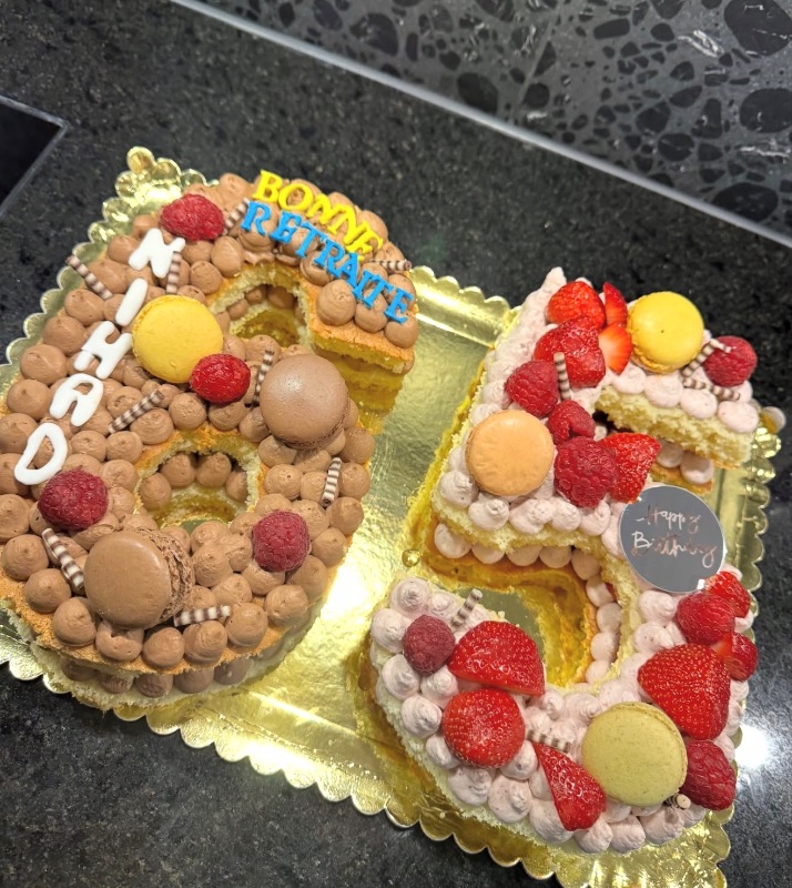 Number Cake 65 garni de fruits rouges, macarons et chocolat